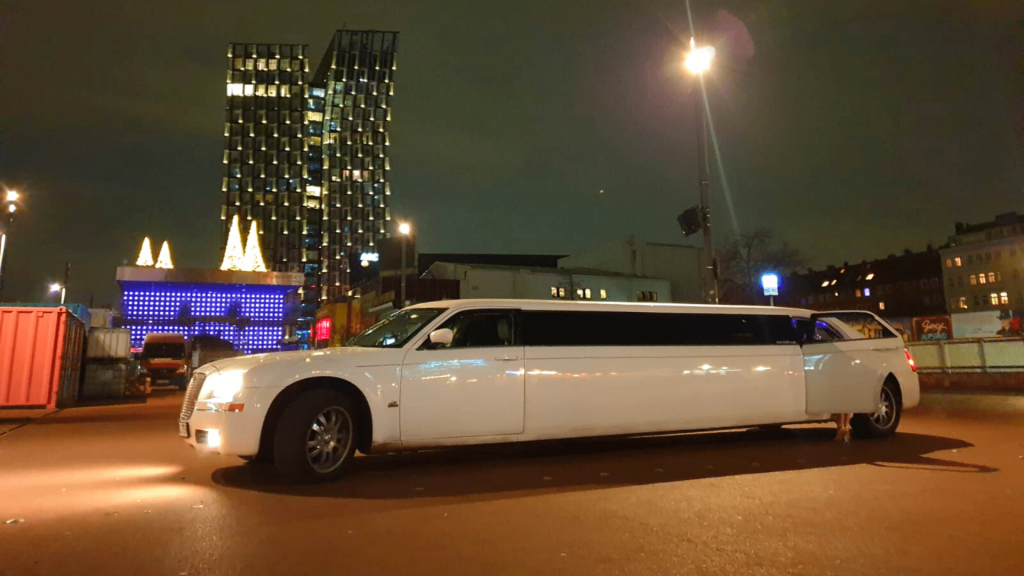 Ganz besonders exklusiv: eine Fahrt mit der Stretch Limousine durch Frankfurt für euren JGA Junggesellenabschied 
