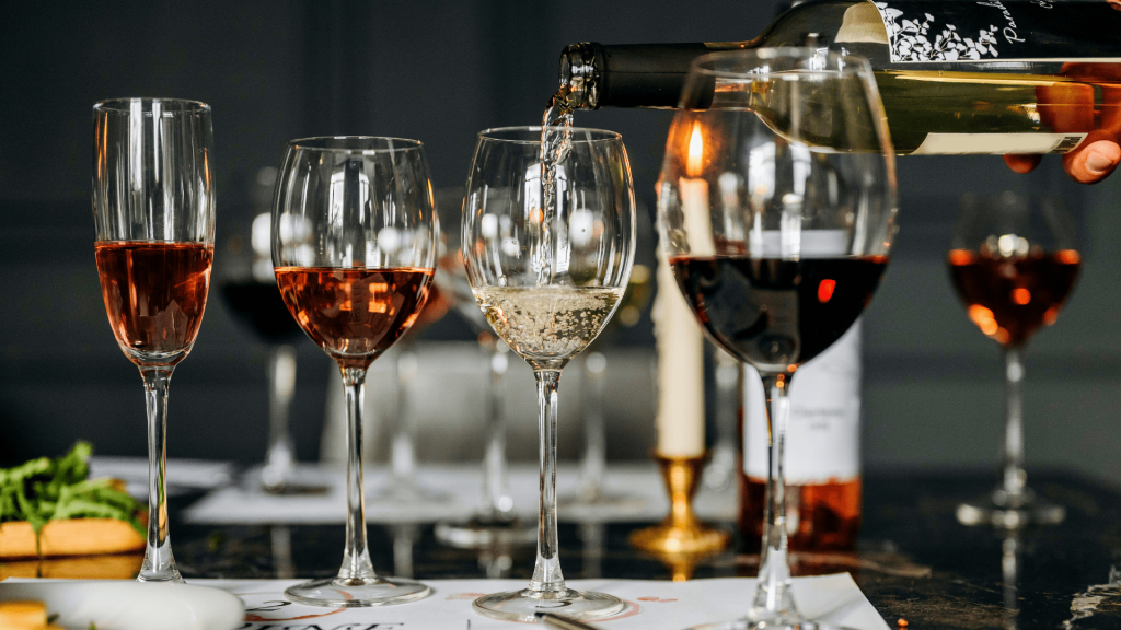 Eine breite Auswahl an verschiedenen Sorten Wein für euren JGA Junggesellenabschied beim Wein Tasting in Frankfurt